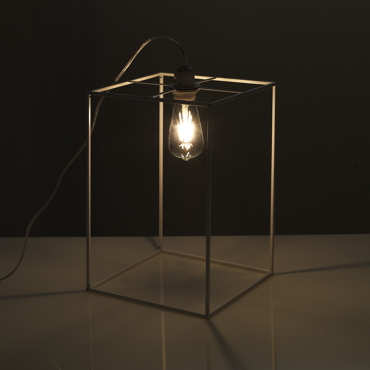 3277_2_Lampada_Da_Tavolostick_white_big_in_Metallo_colore_Bianco_Opaco_H36_L25_P2_cm.jpg