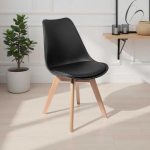 Chaise Kiki evo en bois noir. revêtue de similicuir noir et de polypropylène. avec pieds en bois massif et finition chêne. 49 x 54 x H. 81 cm