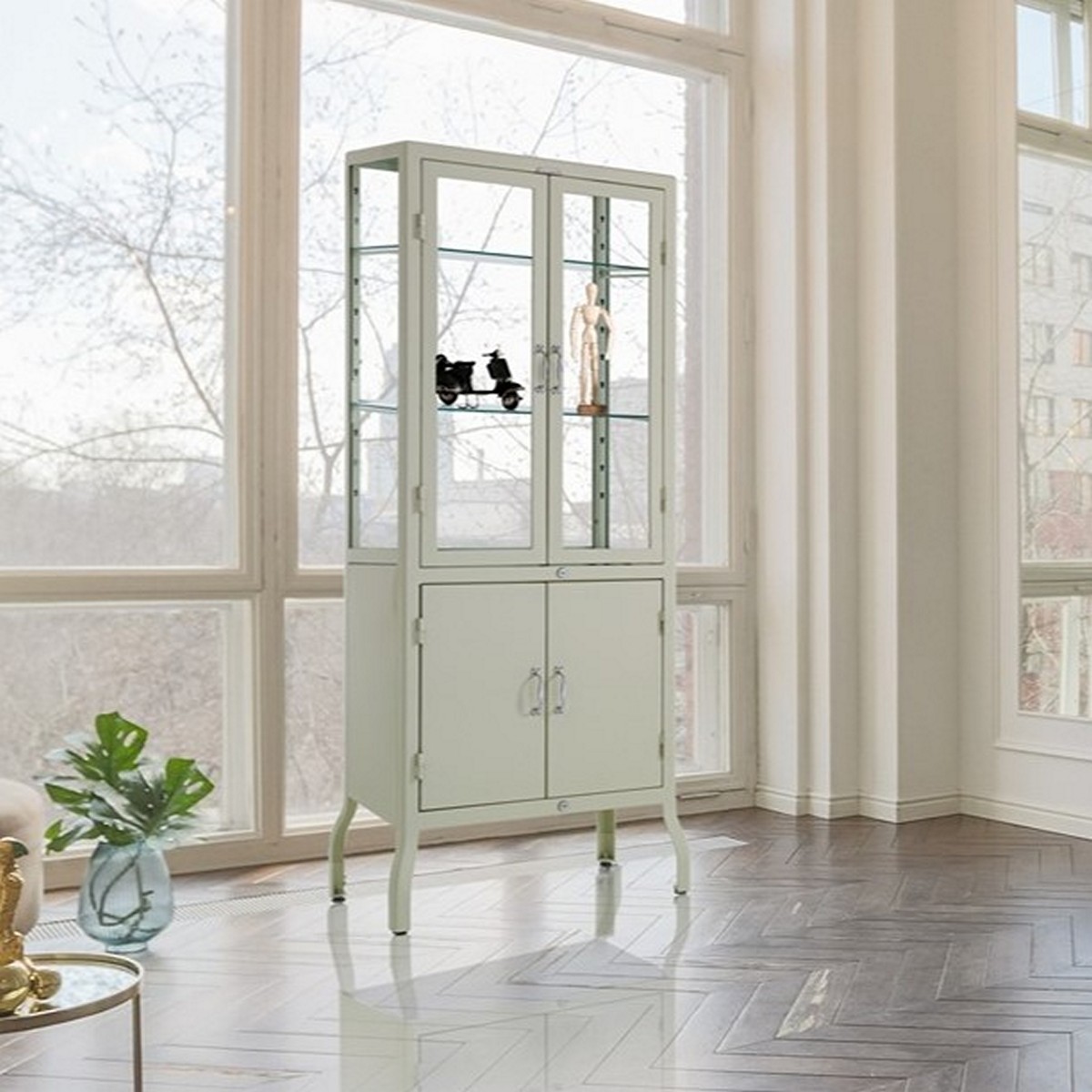 Vitrine haute 4 portes Mash blanche. fabriquée par Dulton en acier laqué ivoire brillant. L. 72 P. 45 H. 171 cm