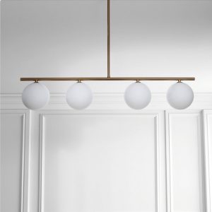 Lustre Party Evo en laiton antique mat avec 4 abat-jour en verre blanc mat. 95 x 15.5 x 90 cm