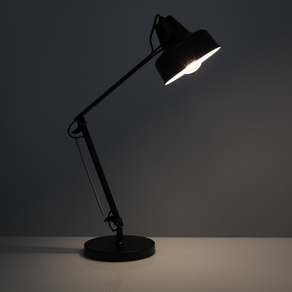 Lampe de table Ark en métal peint noir mat 21.5 x 45 cm. hauteur 65 cm