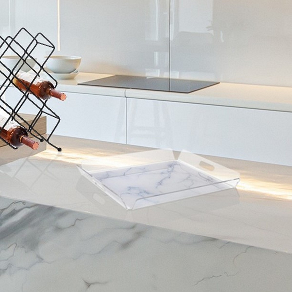 Plateau en acrylique transparent de luxe avec décor effet marbre blanc. hauteur 55 cm. largeur 525 cm. profondeur 475 cm