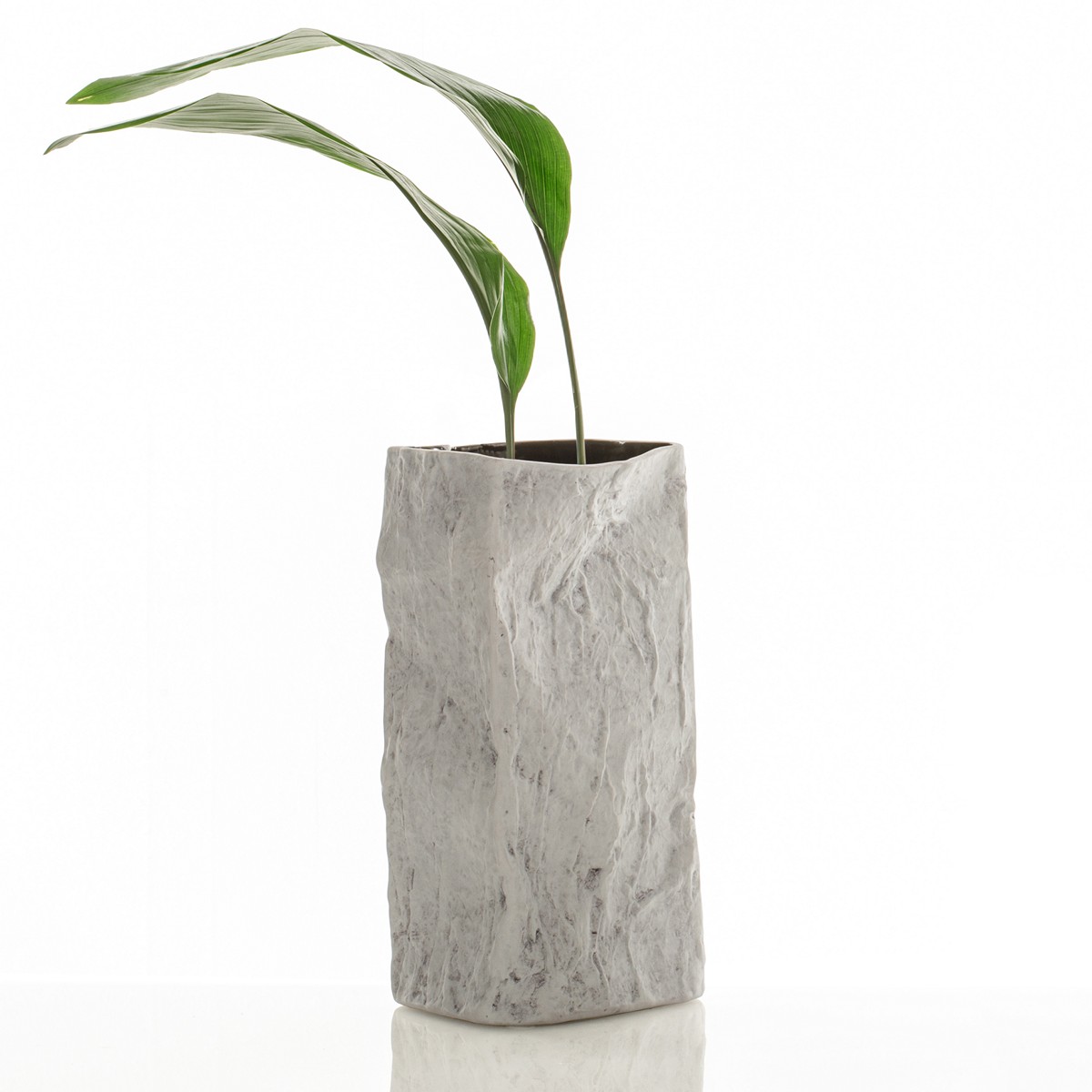 5245_2_Vaso_ERIK-B_in_ceramica_effetto_pietra_colore_grigio_chiaro_finitura_opaca_16x16x30_cm.jpg