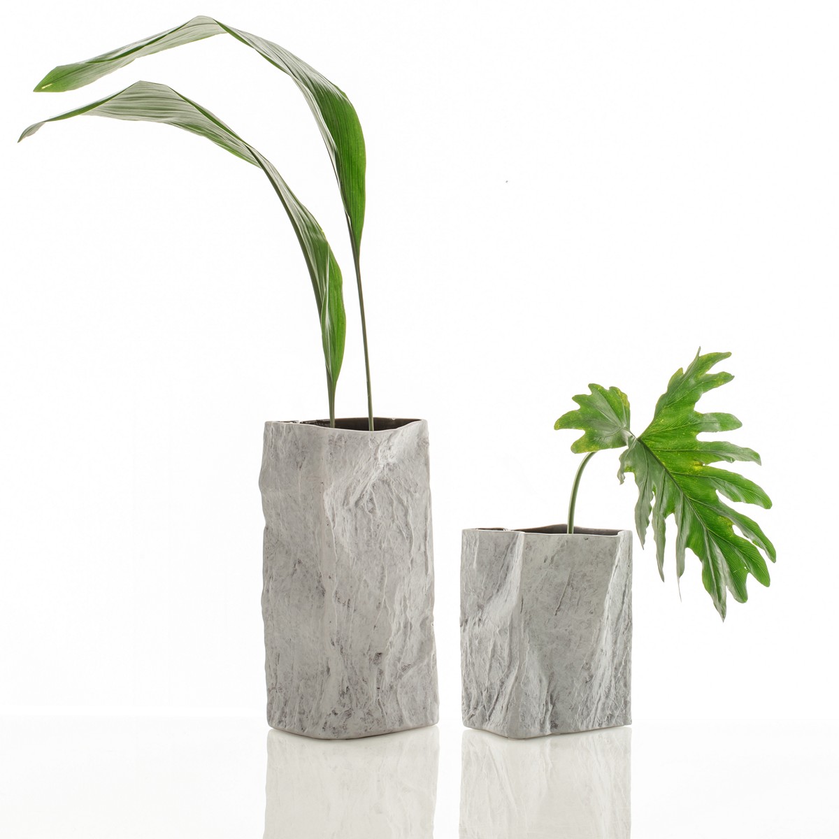 5245_4_Vaso_ERIK-B_in_ceramica_effetto_pietra_colore_grigio_chiaro_finitura_opaca_16x16x30_cm.jpg