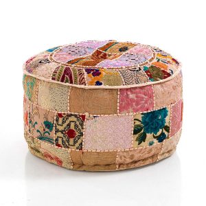 Pouf rond beige à patchs Yara. 100 % coton. technique patchwork. fabriqué en Inde. diamètre 50 cm. hauteur 30 cm