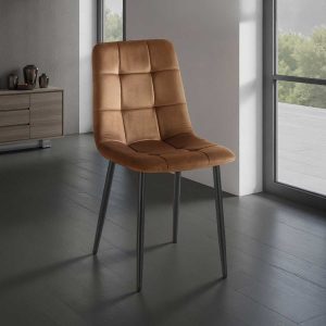 Chaise marron clair avec revêtement en microfibre effet velours marron clair. H. 85 cm. L. 42 cm. P. 53 cm
