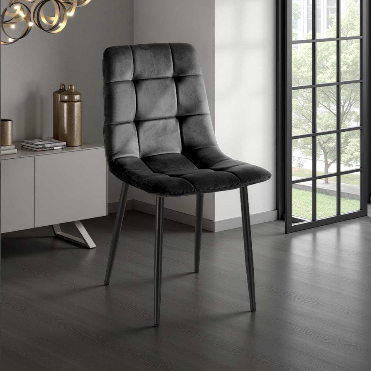 Chaise Faffy noire avec revêtement en microfibre effet velours noir. H. 85 cm. L. 42 cm. P. 53 cm