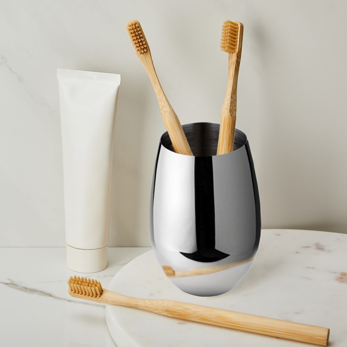 Porte-brosse de toilette Domus en métal chromé. hauteur 11 cm. diamètre 7 cm