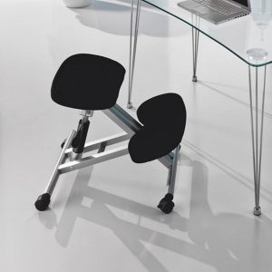 Tabouret ergonomique Bergen en métal finition aluminium et assise en tissu noir. 46 x 50 cm. hauteur 55/65 cm