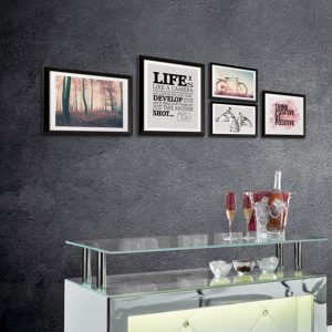 Composition de cinq tableaux dans un cadre en MDF laqué noir.