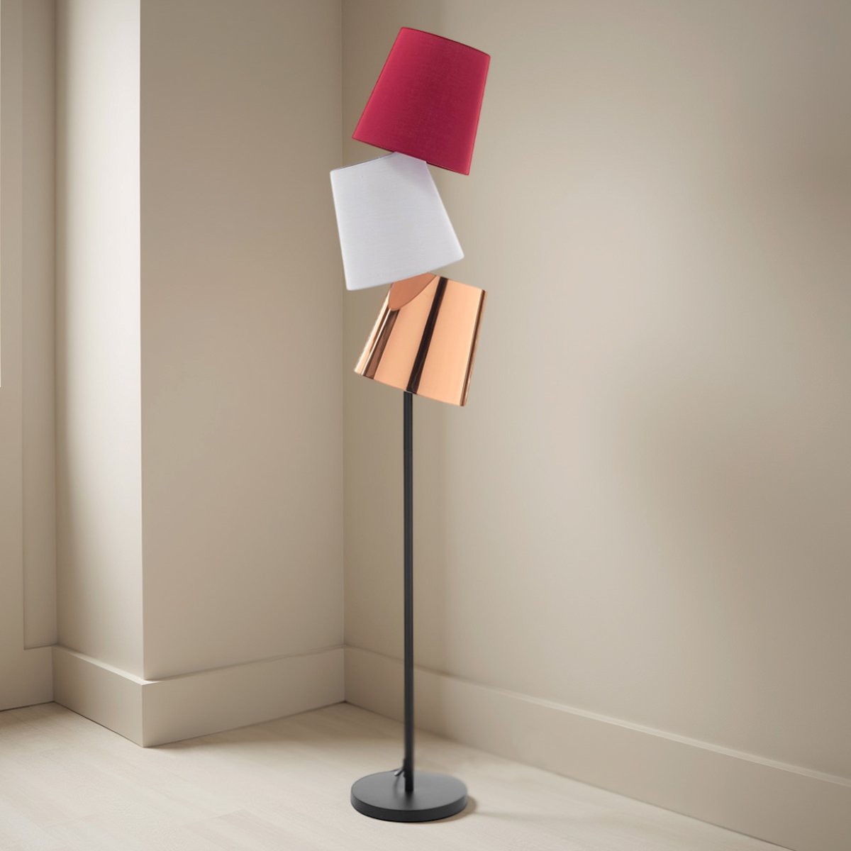Lampadaire Jumble avec 3 abat-jour en tissu coloré et plastique doré 33 x 25 cm. hauteur 162 cm