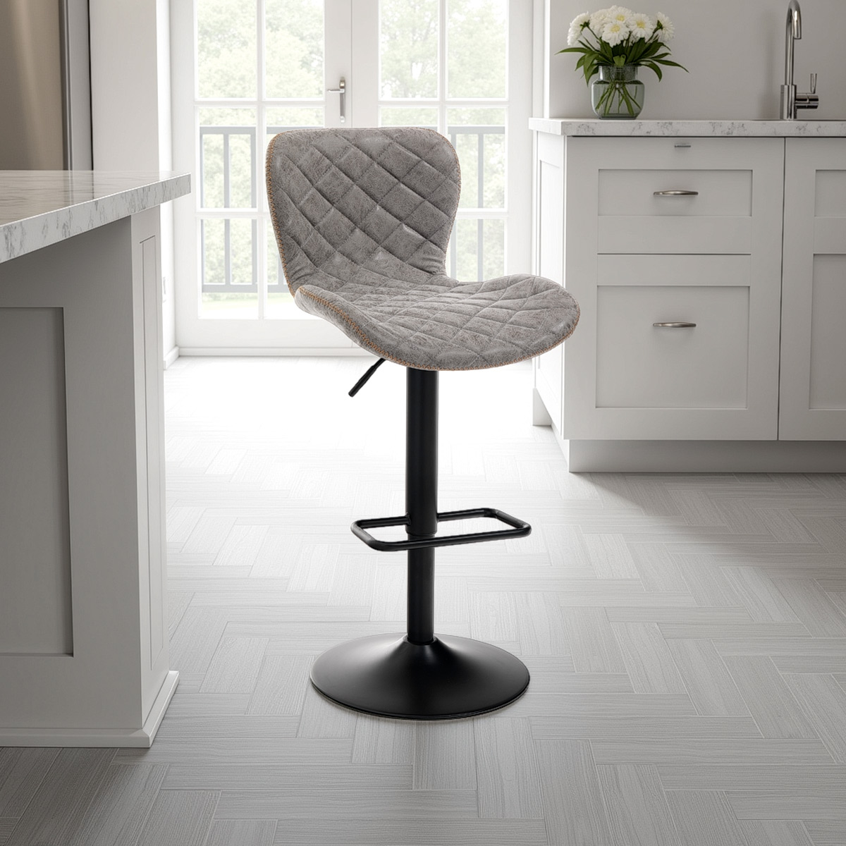 Tabouret de bar réglable Diamond en similicuir gris vieilli et métal noir mat 48 x 55 x H. 87-107 cm