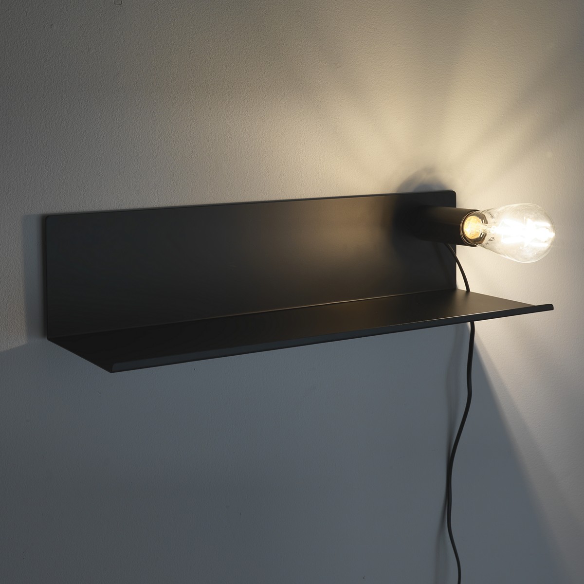 Applique murale Magic Shelf en métal noir mat avec aimant. 50 x 16 x 12 cm