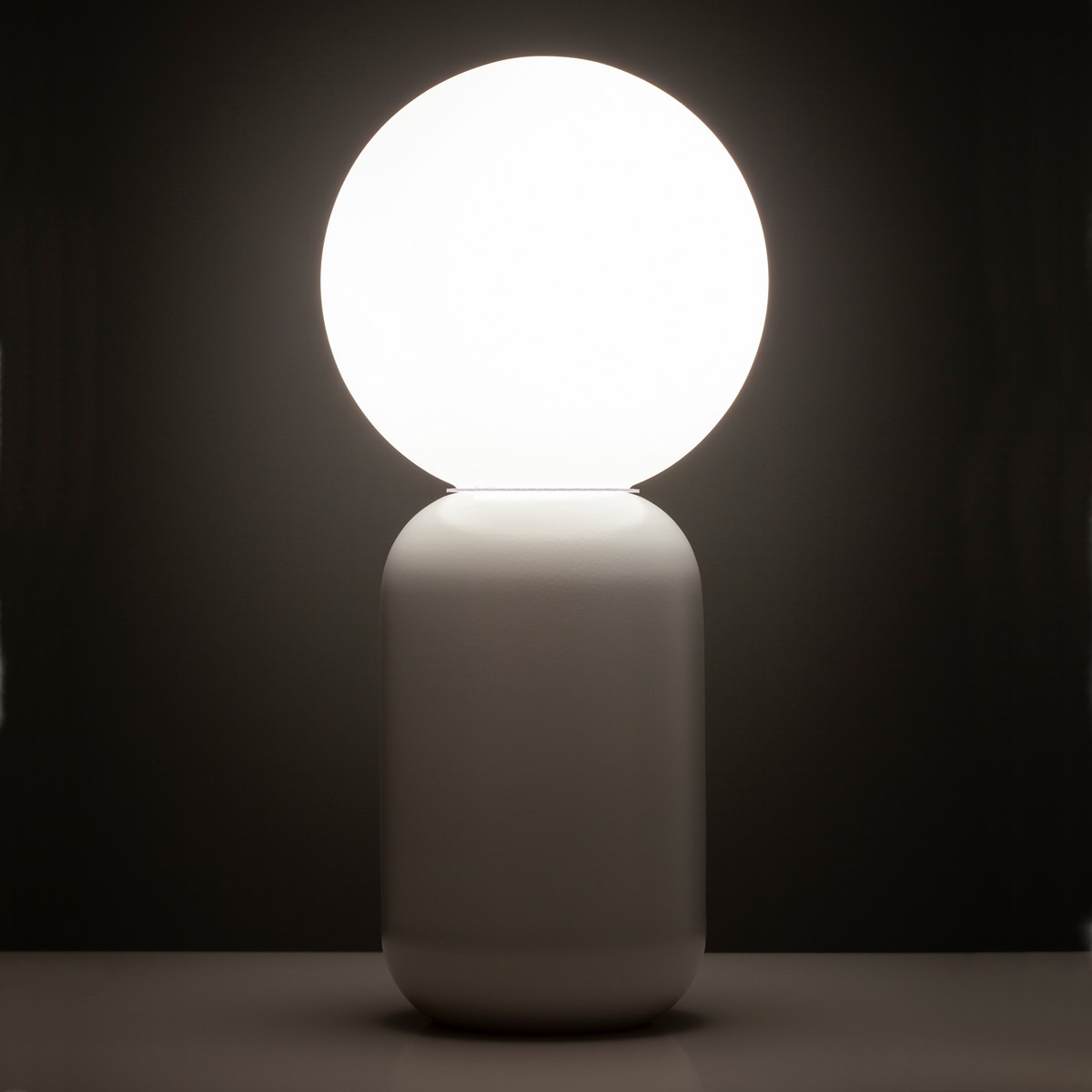 Lampe de table à pince en céramique blanche mate avec sphère en verre blanc mat. diamètre 14 cm. hauteur 32 cm