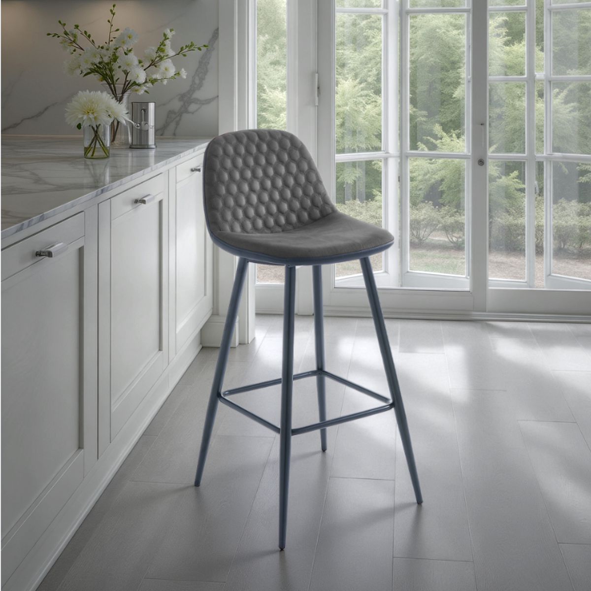 Tabouret Gale gris. revêtu de tissu effet velours gris vieilli et de similicuir noir. structure en métal noir mat. 42 x 50 x H. 100 cm