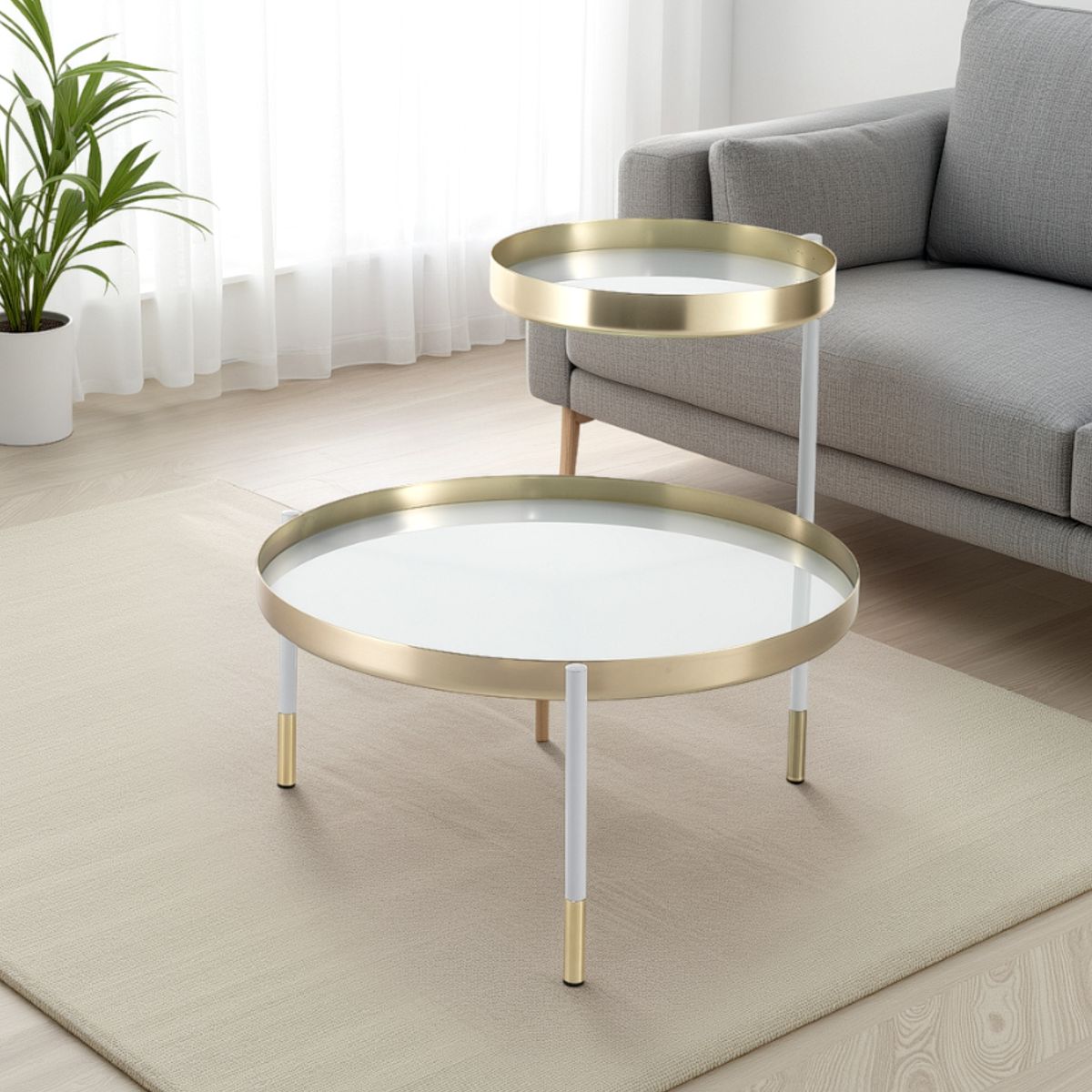Table basse Lincoln avec plateaux pivotants en métal or mat et blanc mat. plateaux en verre blanc opaque. 60-90x60 cm