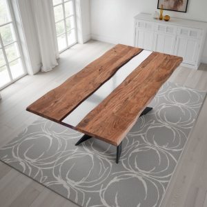 Table Anubi en bois d'acacia massif avec inserts en résine translucide opaque et piètement en acier noir mat 195 x 100 cm