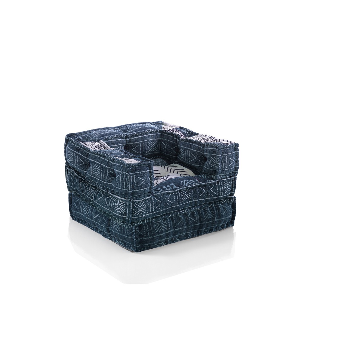 Fauteuil/chaise longue Yara à patchwork blanc/bleu. composition 44. revêtement 100 % coton patchwork bleu et blanc. 80 x 80 x H. 60 cm