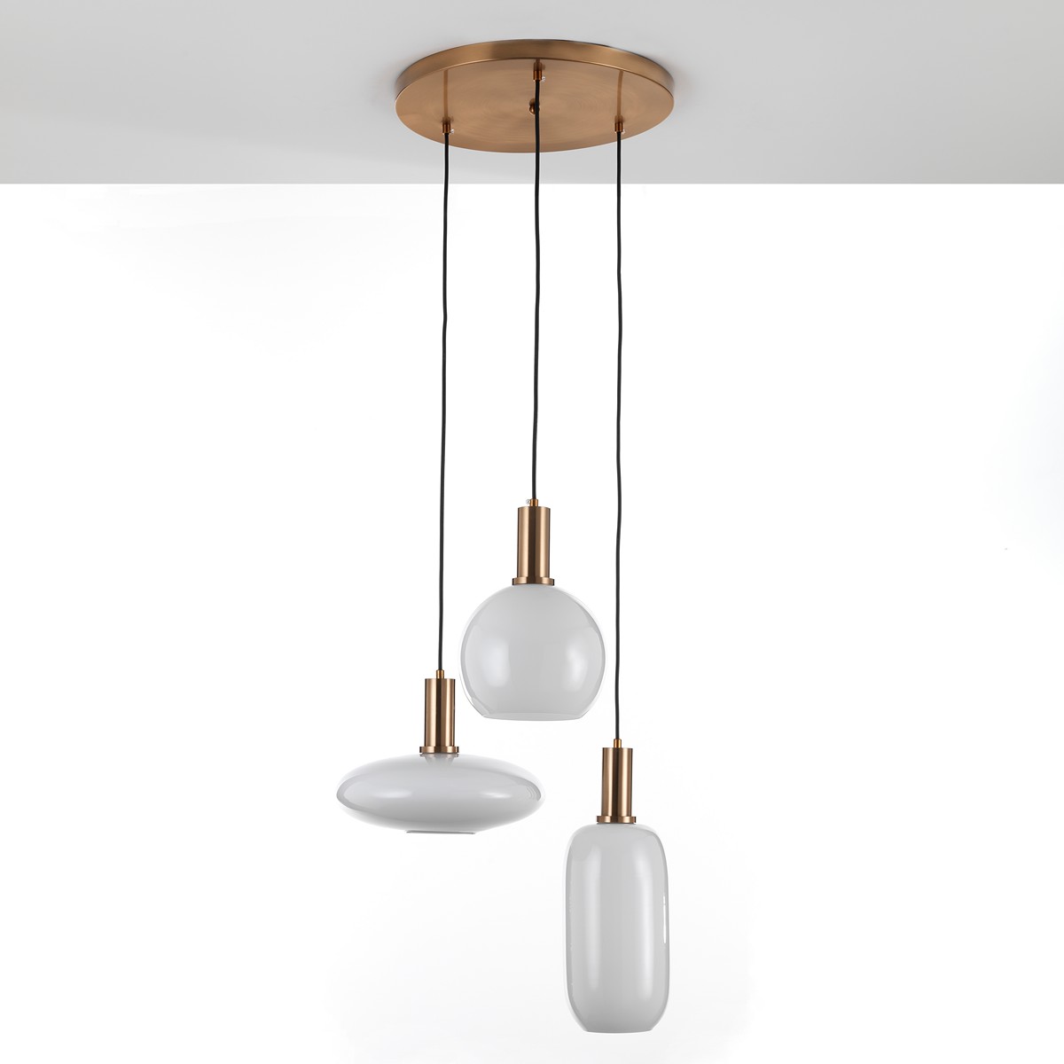 4937_1_Lampadario_CLOUD_in_Acciaio_Oro_opaco_e_3_paralumi_in_Vetro_Bianco_opaco_di_varie_dimensioni.jpg