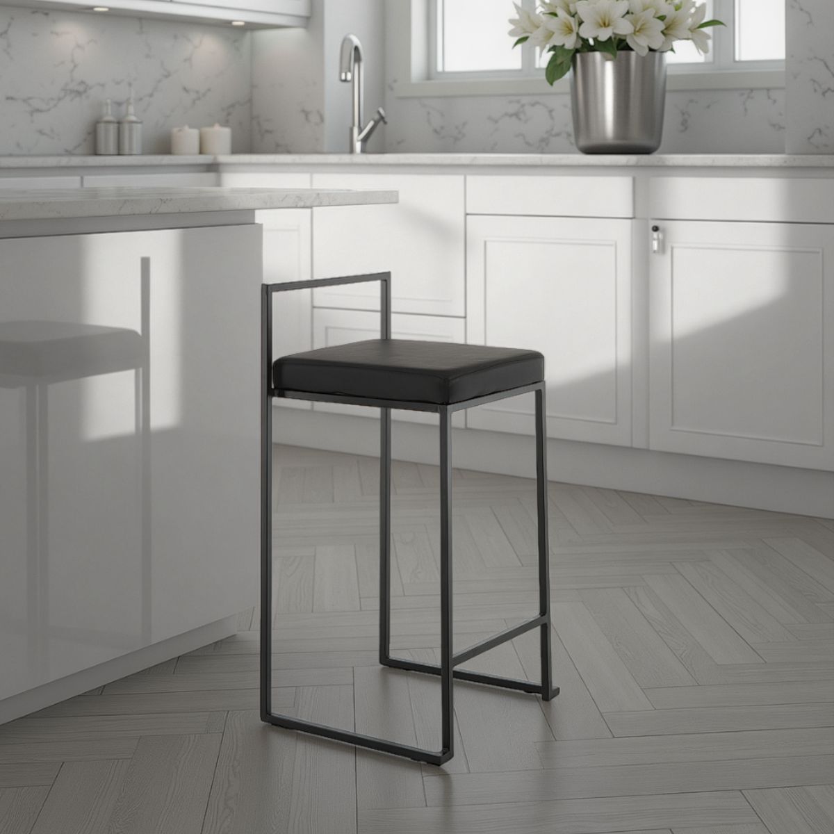 Tabouret de maison Dodo noir. revêtement en similicuir noir. structure en métal noir mat. H. 77 cm. L. 41 cm. P. 41 cm. Épaisseur 39 cm