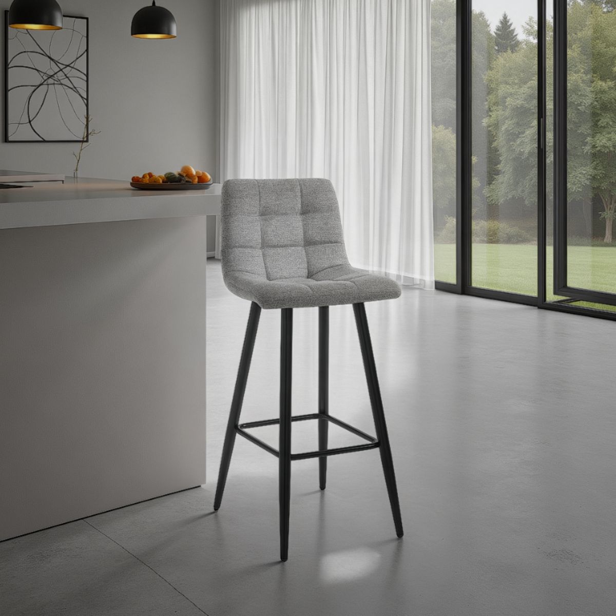 Tabouret d'intérieur Toffee gris clair. tissu gris clair. structure en métal noir. H. 91 cm. L. 44 cm. P. 50 cm. H d'assise 65 cm