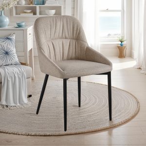 Chaise rembourrée Alice beige. revêtement en tissu beige facile d'entretien. structure en métal noir mat. H. 85 cm x L. 50 cm x P. 57 cm. hauteur d'assise 45 cm