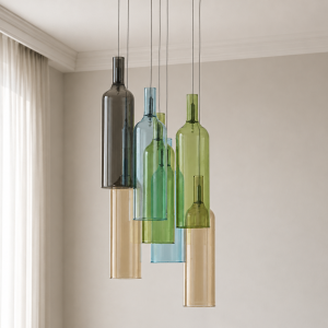 Lustre bouteilles à 7 lumières en verre coloré. fil réglable. diamètre 8 cm. hauteur 32 cm